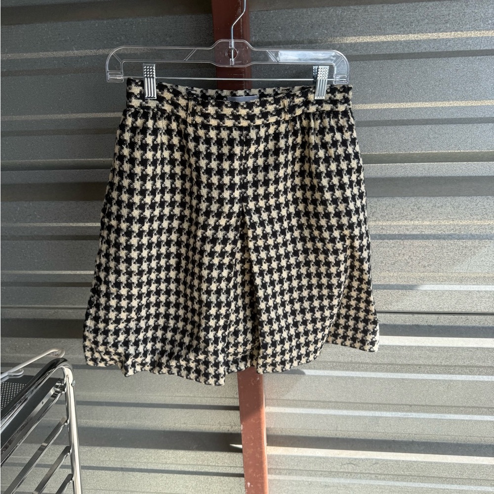 Elegant Houndstooth Mini Skirt - Black and Cream